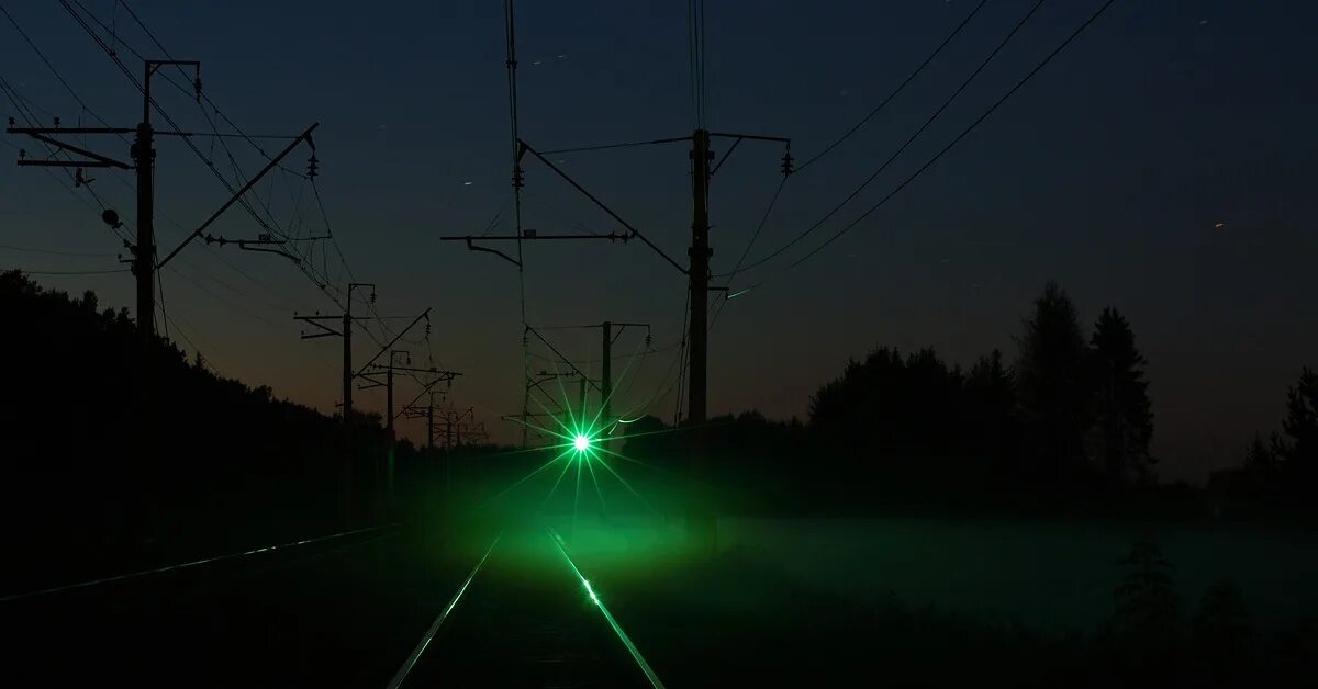 Светофоры на железной дороге зеленый. Железная дорога светофоры ночь. Зеленый семафор на железной дороге. Зеленый светофор жд