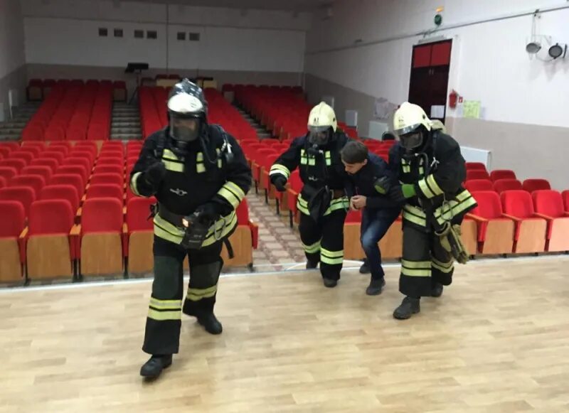 Пожары в зрелищных учреждениях. Пожары в культурно зрелищных учреждениях. Пожарный в театре. Тушение пожаров в культурно-зрелищных учреждениях. Пожар в Котельниково.