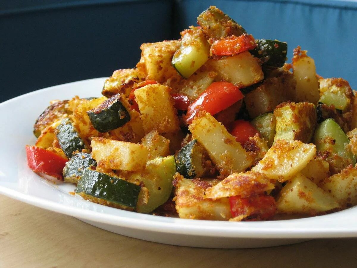 Рецепт овощи в духовке с кабачками. Тушеная картошка с овощами. Тушеные кабачки. Овощи в духовке. Жареная картошка с овощами.