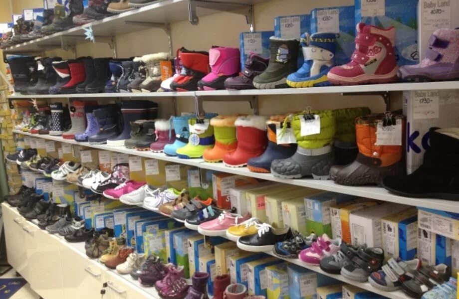 Обувь для детей адреса магазинов. Выкладка детской обуви. Обувь для детей адреса магазинов. Одежда и обувь для детей. Обувь для детей адреса магазинов.