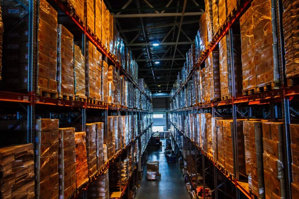 Ответственное хранение продукции. Склад. складское хранение. хранение товара на складе. стеллажное хранение товаров.
