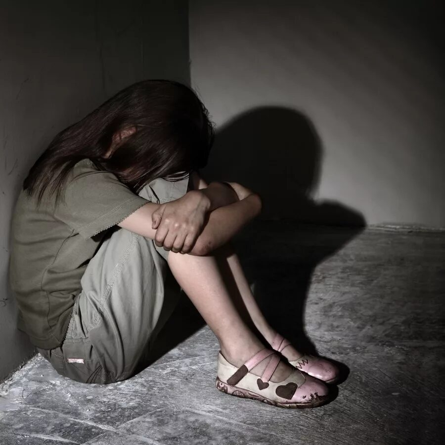 Насилие молоденьких девушек. Домашнее насилие несовершеннолетних. Насилие молоденьких девушек. Разврат несоветшеннолетн. Надругался над девочкой.