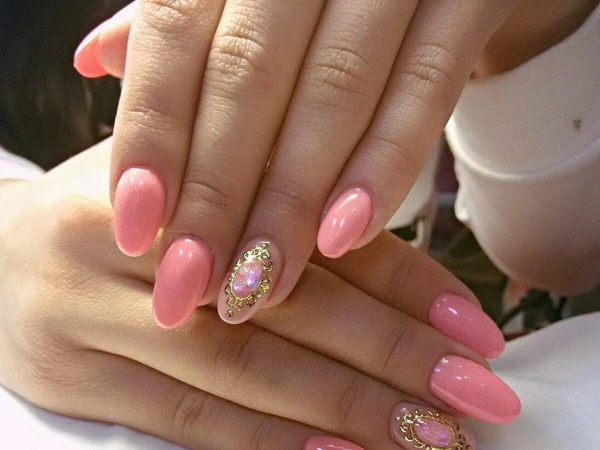Ногти розовые золотые. Овальные ногти. Розовый маникюр. Красивый розовый маникюр. Овальные ногти маникюр розо.