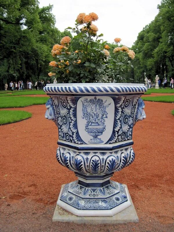 Садовые вазоны для цветов. Хризантемы горшечные сезонноцветущие. Петуния vista bubblegum. Композиции в вазонах для сада. Оригинальные клумбы.