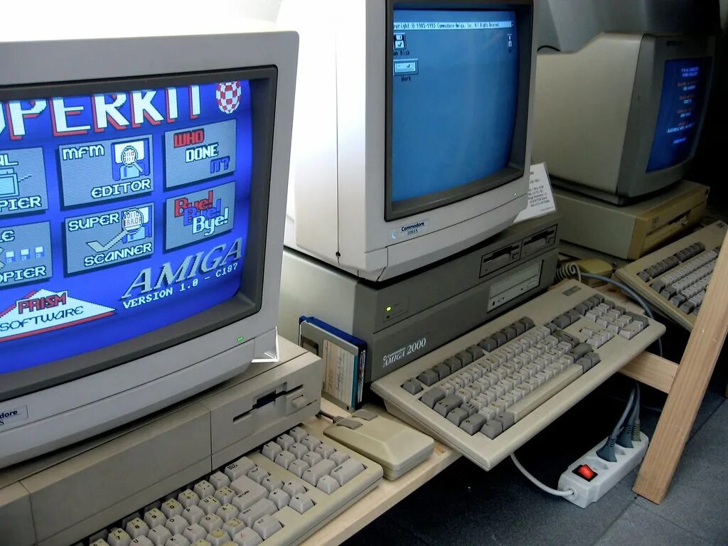 Технологии 2000 годов. Комп амига 90х. Commodore amiga 1000. Компьютер 90-х. Компьютер 2000.