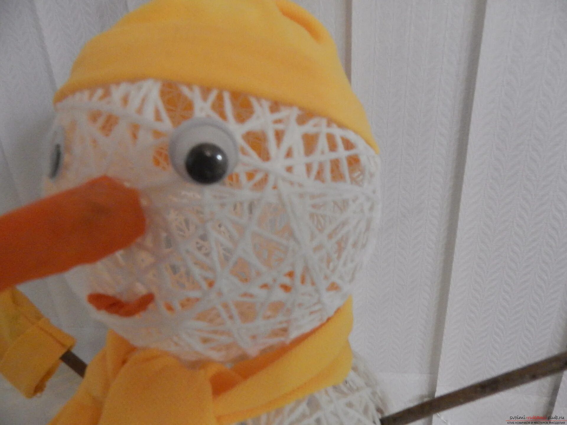 снеговик из ваты своими руками. из чего можно сделать глаза снеговику. глаза для снеговика. глаза своими руками. подделка снеговика для детского сада.