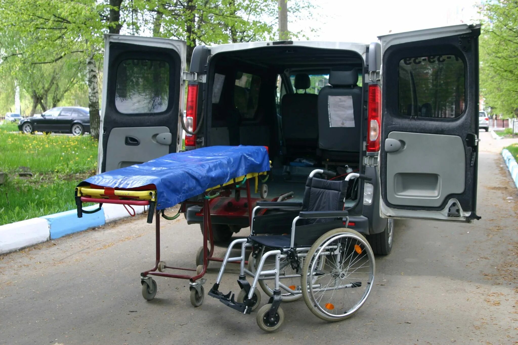 Машина для перевозки больных. Машина для инвалидов. Перевозка больных машина. Машина для транспортировки лежачих больных. Машина для перевозки лежачих инвалидов.