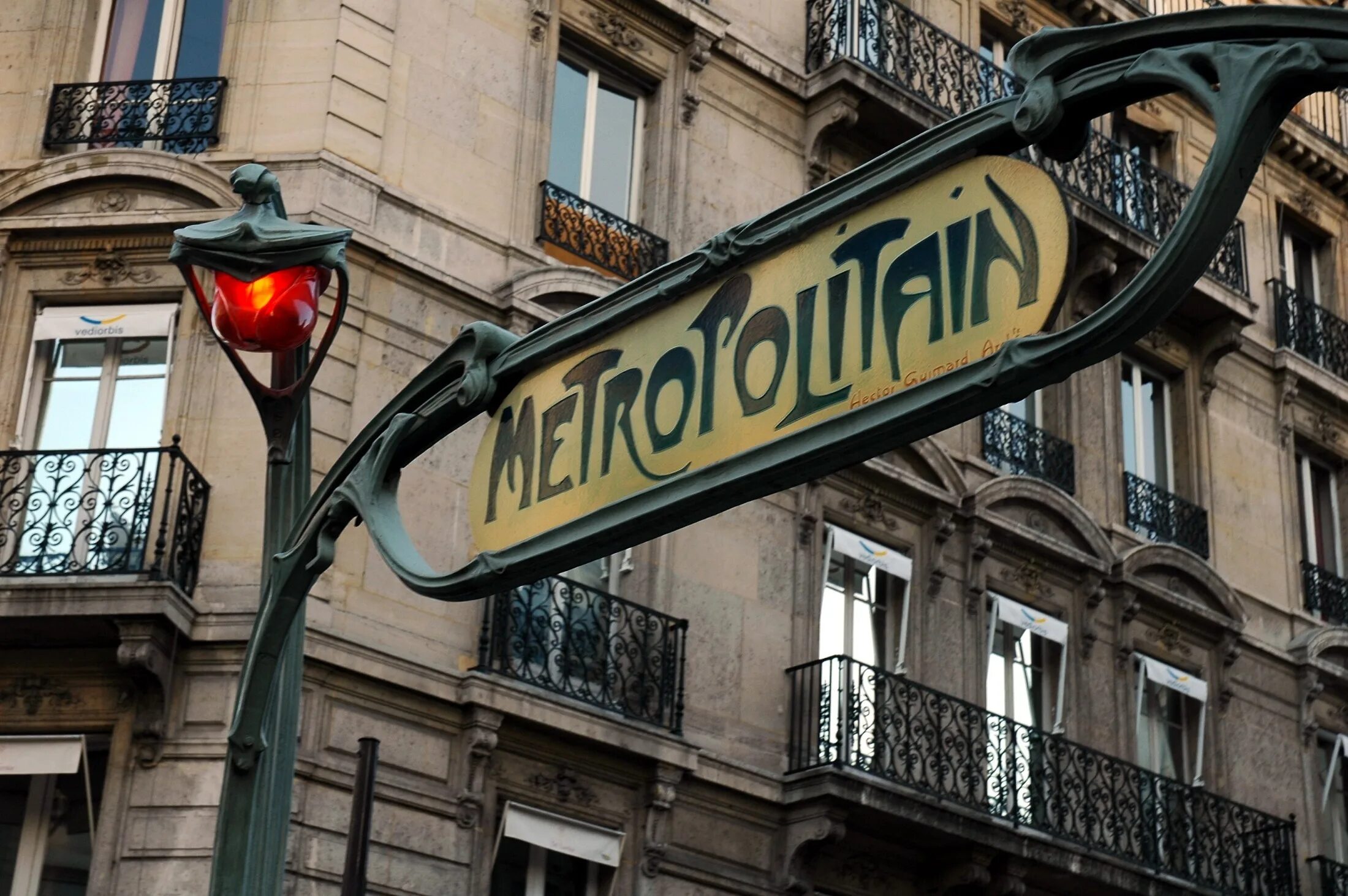 Старинные вывески. Вывеска метро в Париже. Вывеска Париж. Улица в Париже.