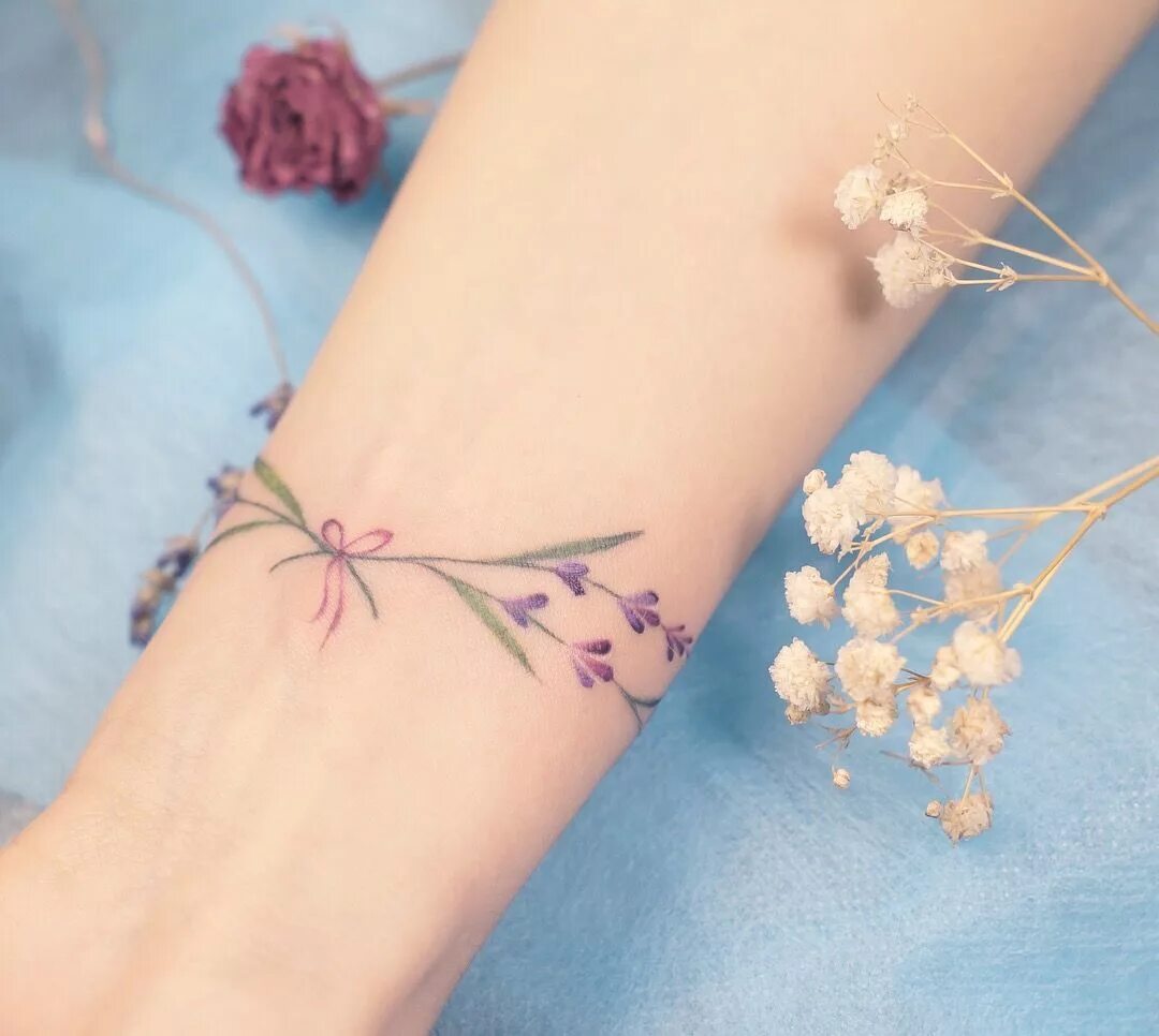 Цветочный браслет на запястье. Татуировка цветочный браслет. Маленькие тату цветы. Тату цветочный браслет на запястье.