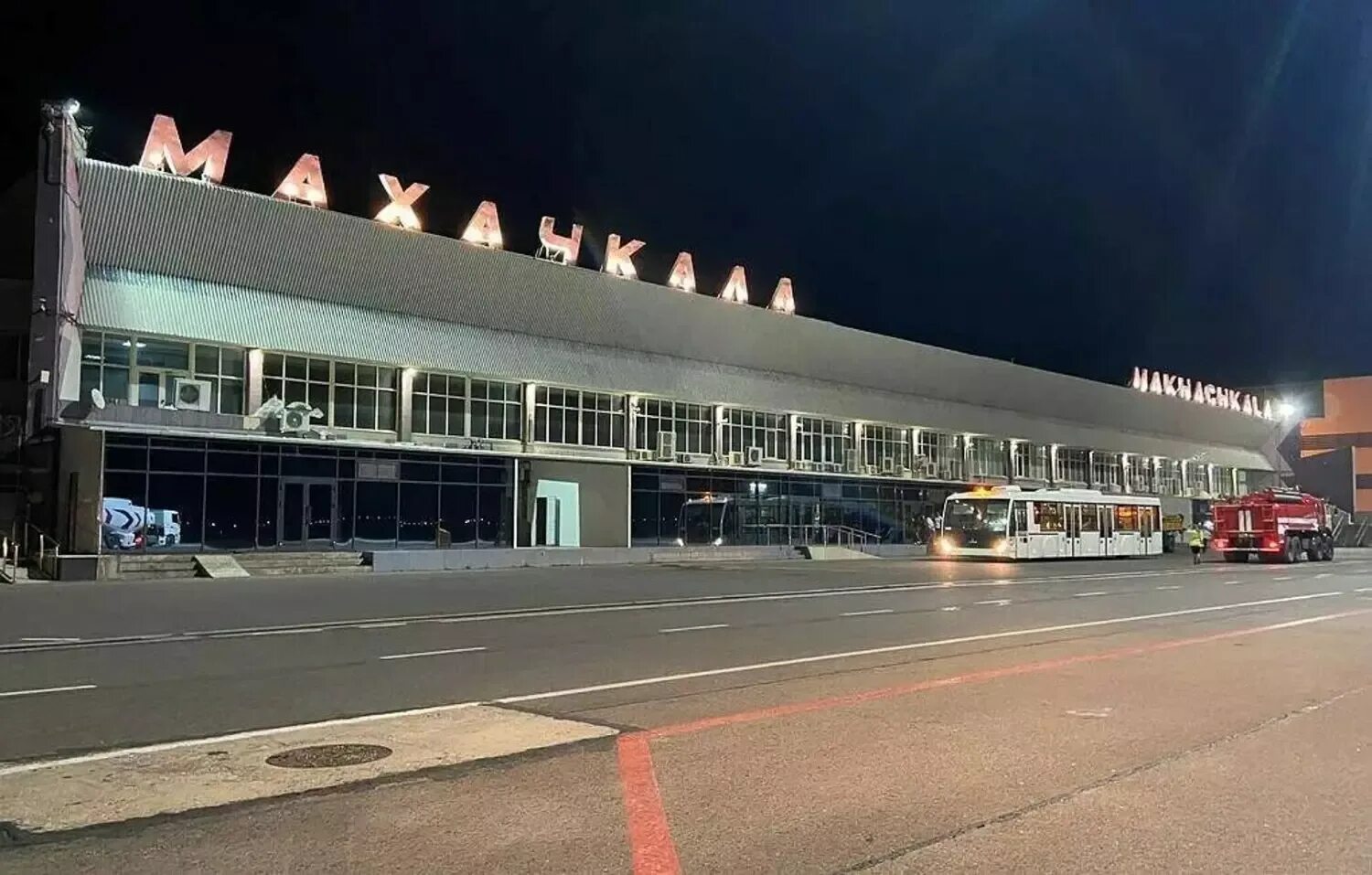 Сколько аэропортов в махачкале. Международный аэропорт Уйташ. Международный терминал Махачкала аэропорт. Дагестан аэропорт Махачкала. Аэропорт Махачкала 2022.