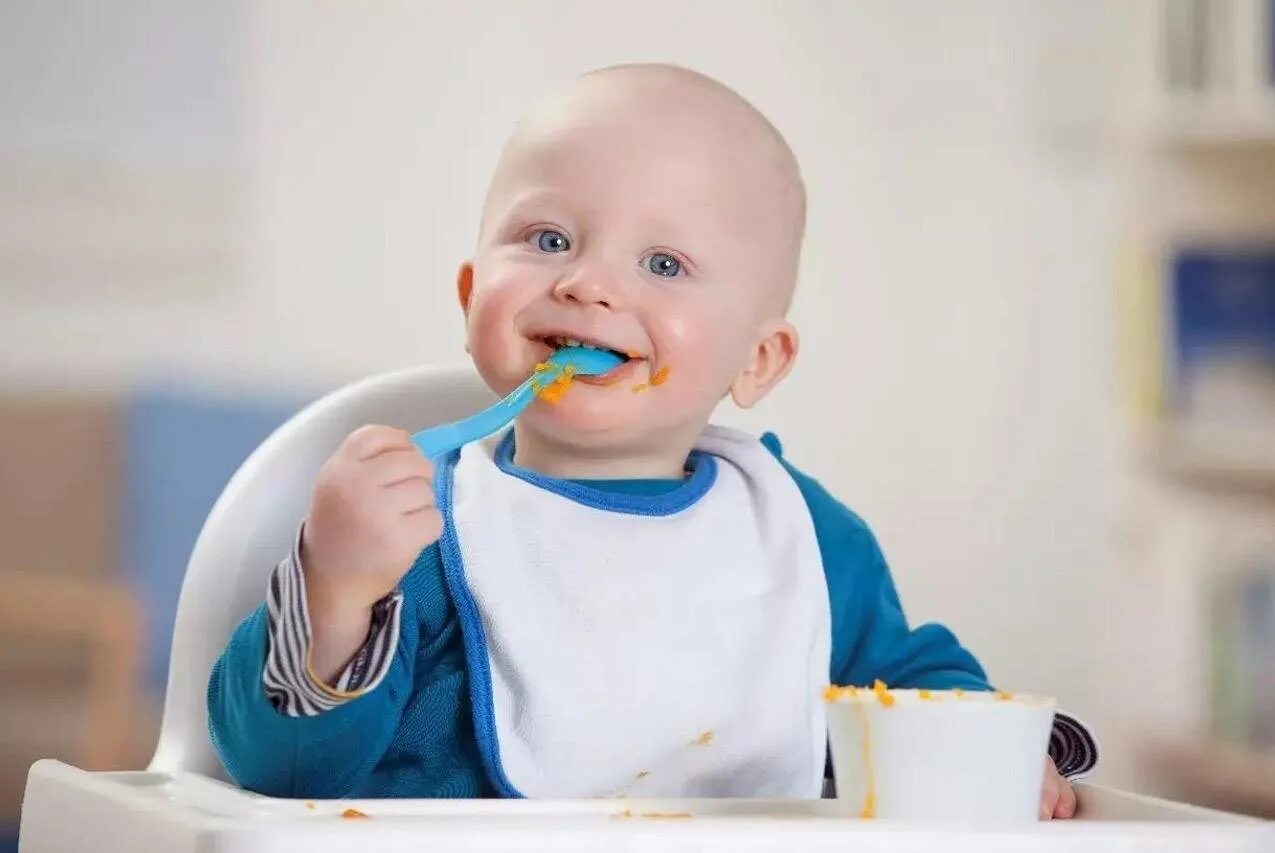 Ребенок с ложечкой. Ребенок кушает. Грудничок кушает. Ребенок давится едой в 8 месяцев. 3 месяца ребенку кушает каждый.