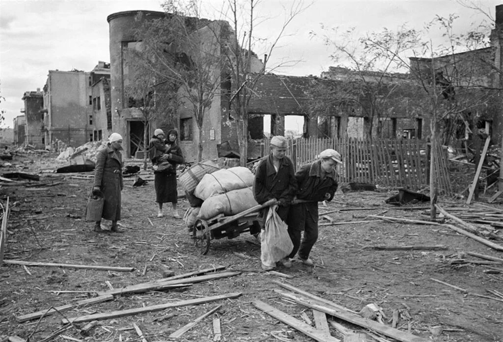 После освобождения города. Разрушенный Воронеж 1943. Разрушенный Воронеж 1942. Мирные жители города и его оккупанты (Воронеж, лето 1942 года).