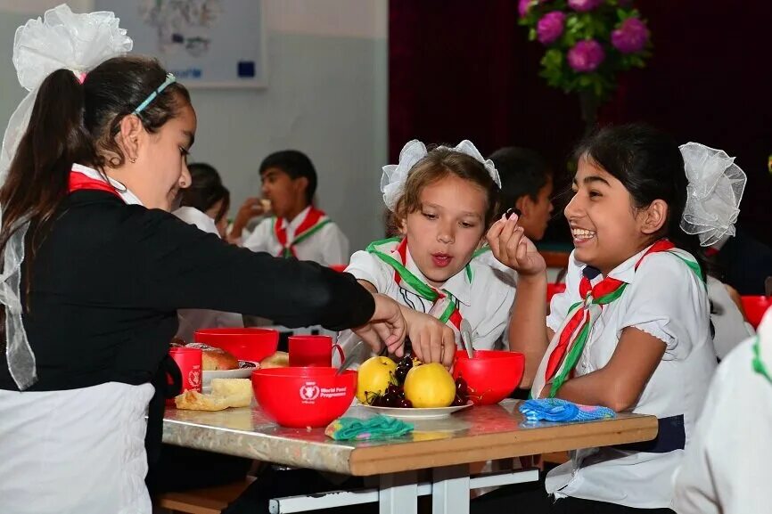 Школьное питание в Таджикистане. Школа в Таджикистане. Школьники Таджикистана. Дети школы Таджикистана. Обучение таджикскому