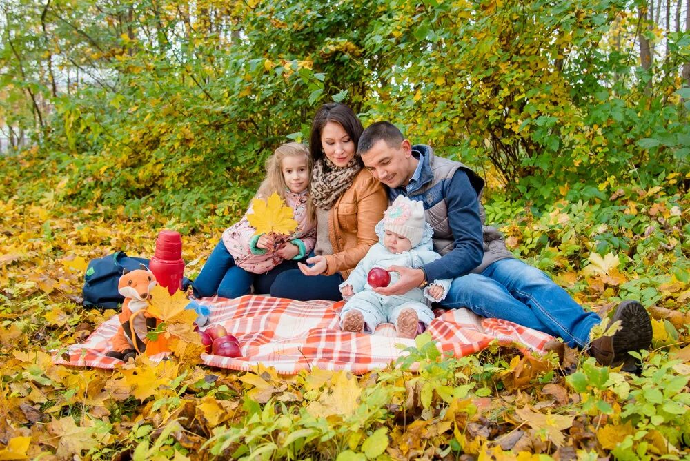 Осенняя фотосессия семейная на природе. Осенний пикник на природе. Фотосессия семьи на природе. Пикник с семьей на природе.