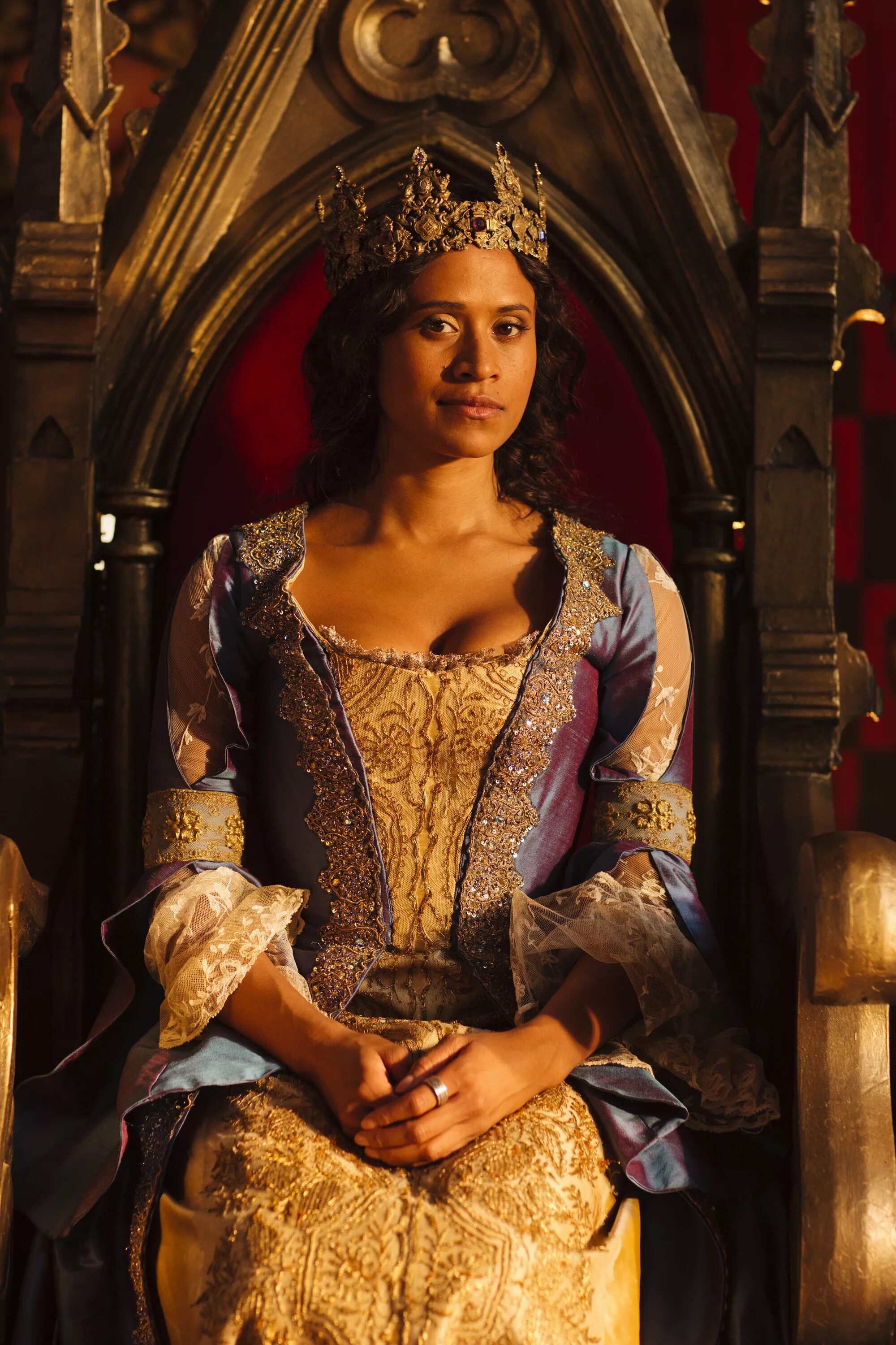 Гвиневра королева камелота. Сериал мерлин гвиневра платья. Королева 4 буквы. Королева 4 буквы. Королева гвиневра арт.