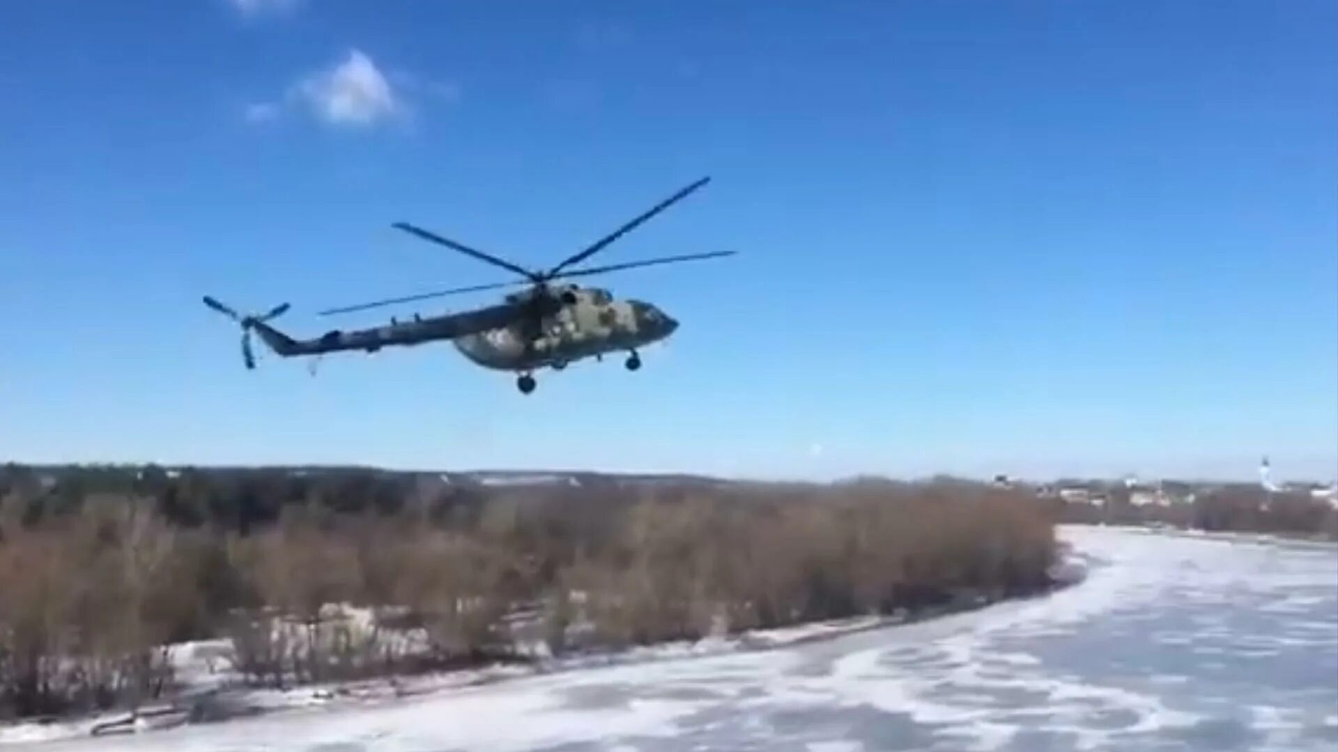 Вертолет ми 8 в Павловском районе. Размах лопастей вертолета ми-8. Ми-8 вертолёт в воздухе. Вертолет ми-8 в Каменске Кабанского района. Ми 8 в районе железногорского водохранилища