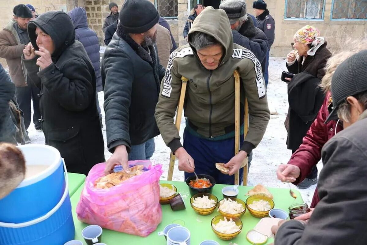 Волонтеры помогающие бездомным. Еда для бездомных. Обеды для бездомных. Кормежка бомжей. Кормление бездомных.