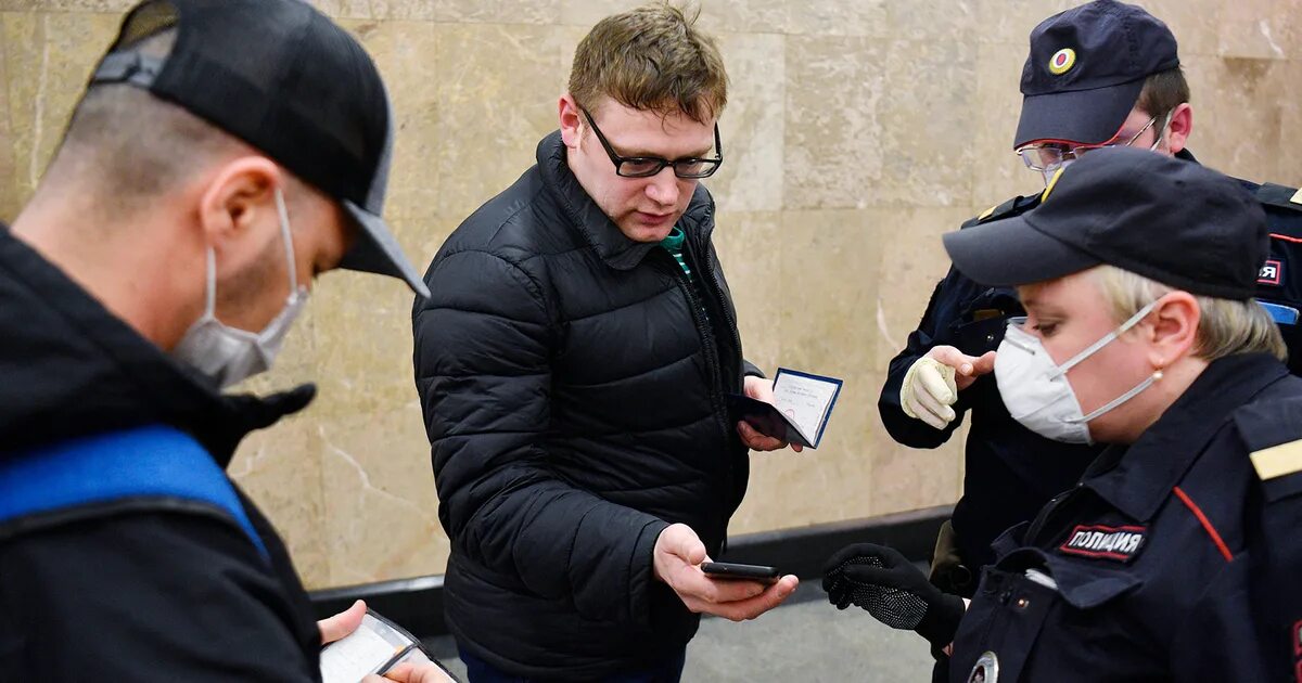 Moscow проверка. Полиция Москвы. Полицейский в метро. Полиция в метро проверяет документы.