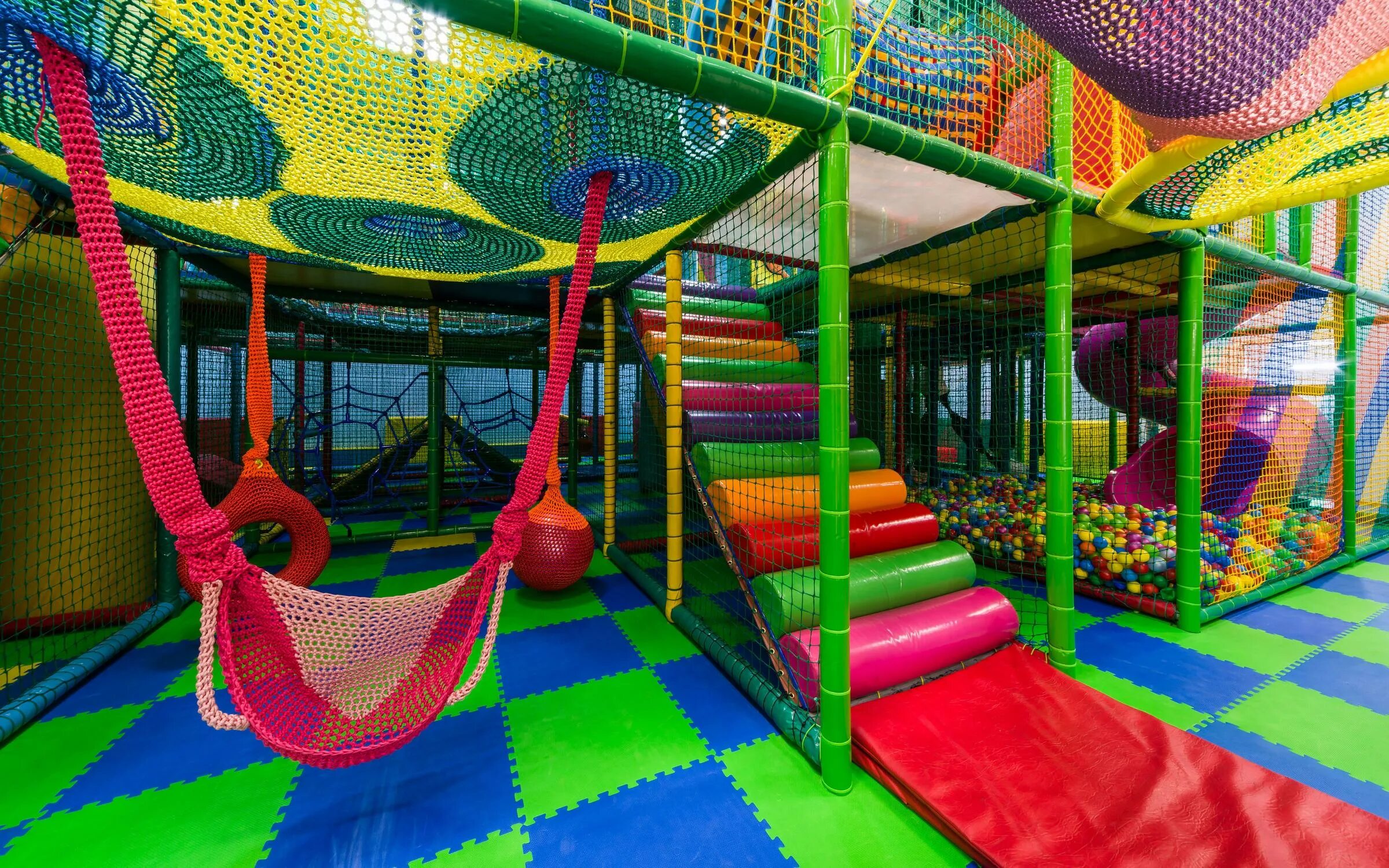 Детские развлекательные комплексы. Детские развлечения. Детские развлечения рядом со мной. Батуты псков. Парк развлечений космик европейский.