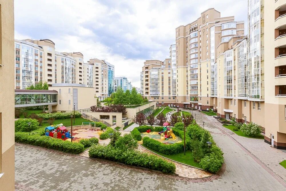 квартира в доме во дворах. европейский двор варламов. задний двор таунхауса. квартира в доме во дворах. тихвин екатеринбург внутренний двор панорама.