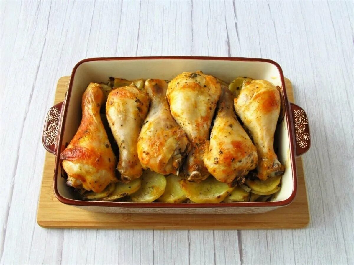 При какой температуре запекать куриные голени. Куриные ножки с картошкой в духовке. куриные голени с картошкой в духовке. картофель с голенью в духовке. куриные ножки с картофелем в духовке.