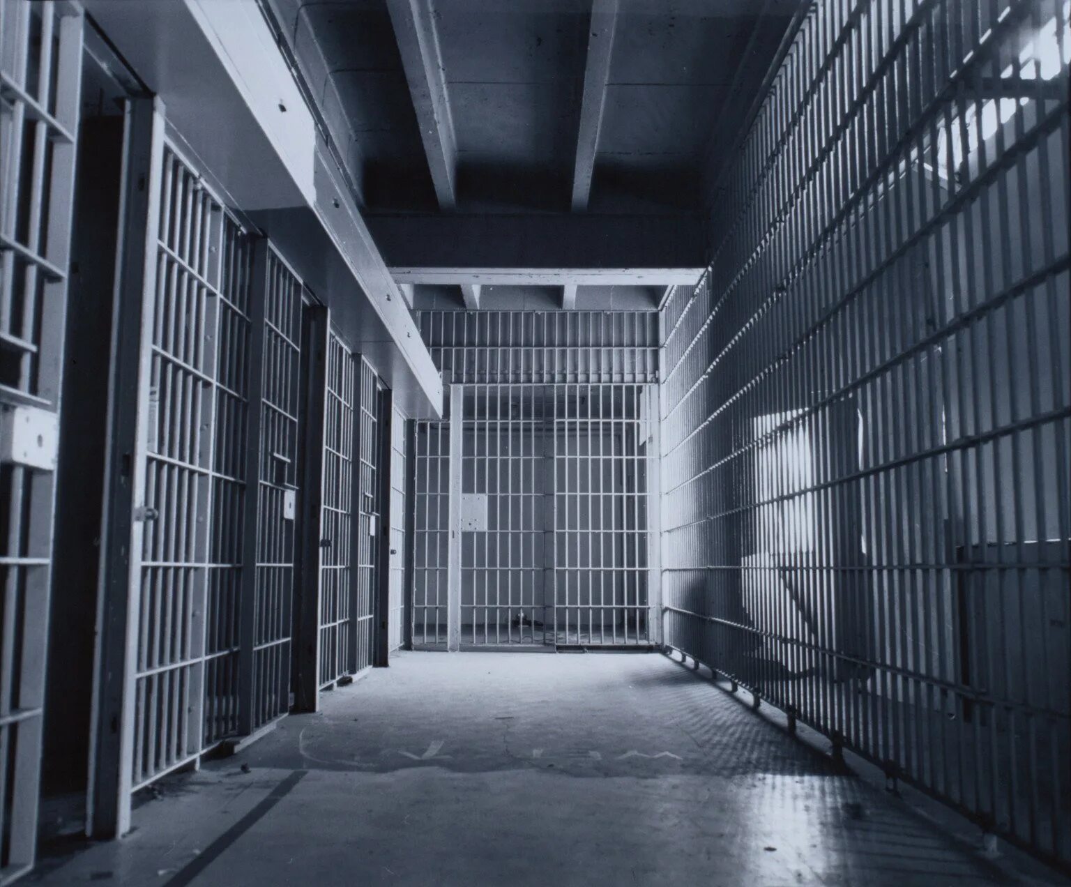 коридор тюрьмы. тюрьма. тр ма. тюрьма белый лебедь латвия. тюрьма фон.
