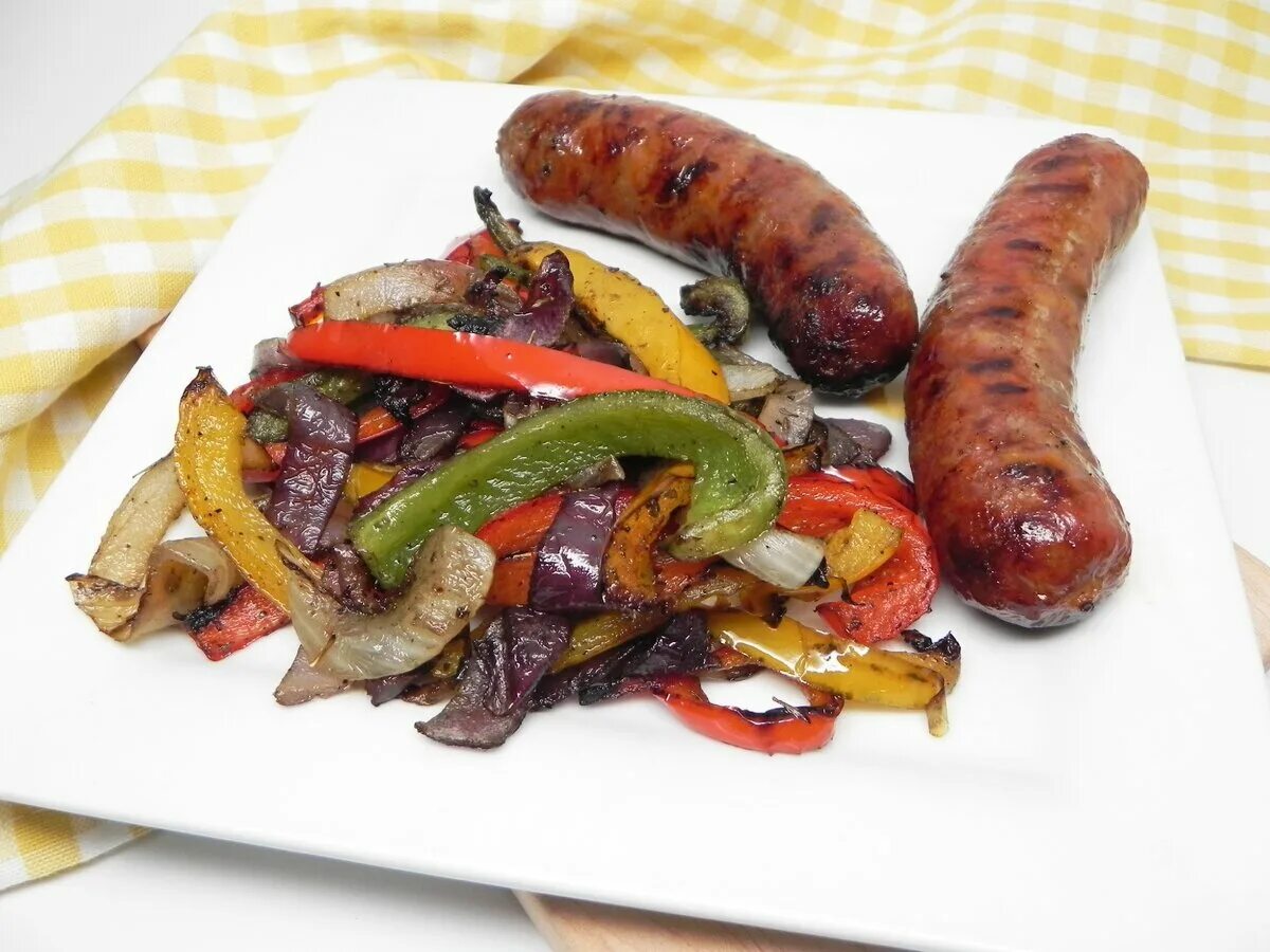 Колбаски просто. Итальянские сардельки. Микс колбасок. Italian sausage onions and Peppers. Quality Italian sausages.