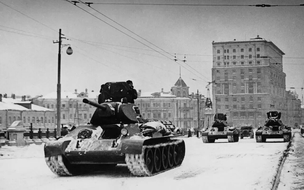 Москва летом 1941. Т 34 В битве за Москву. Т-34 парад в Москве 1941. Танк т 34 битва за Москву. T-34/76 1941 года в боях за Москву.