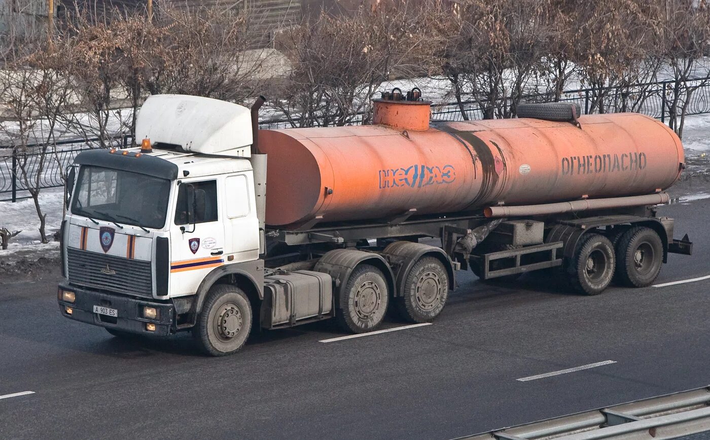 Тягач с цистерной. Скания тягач бензовоз. Вольво бензовоз. Тягач с цистерной. Даф 430 цистерна груз.