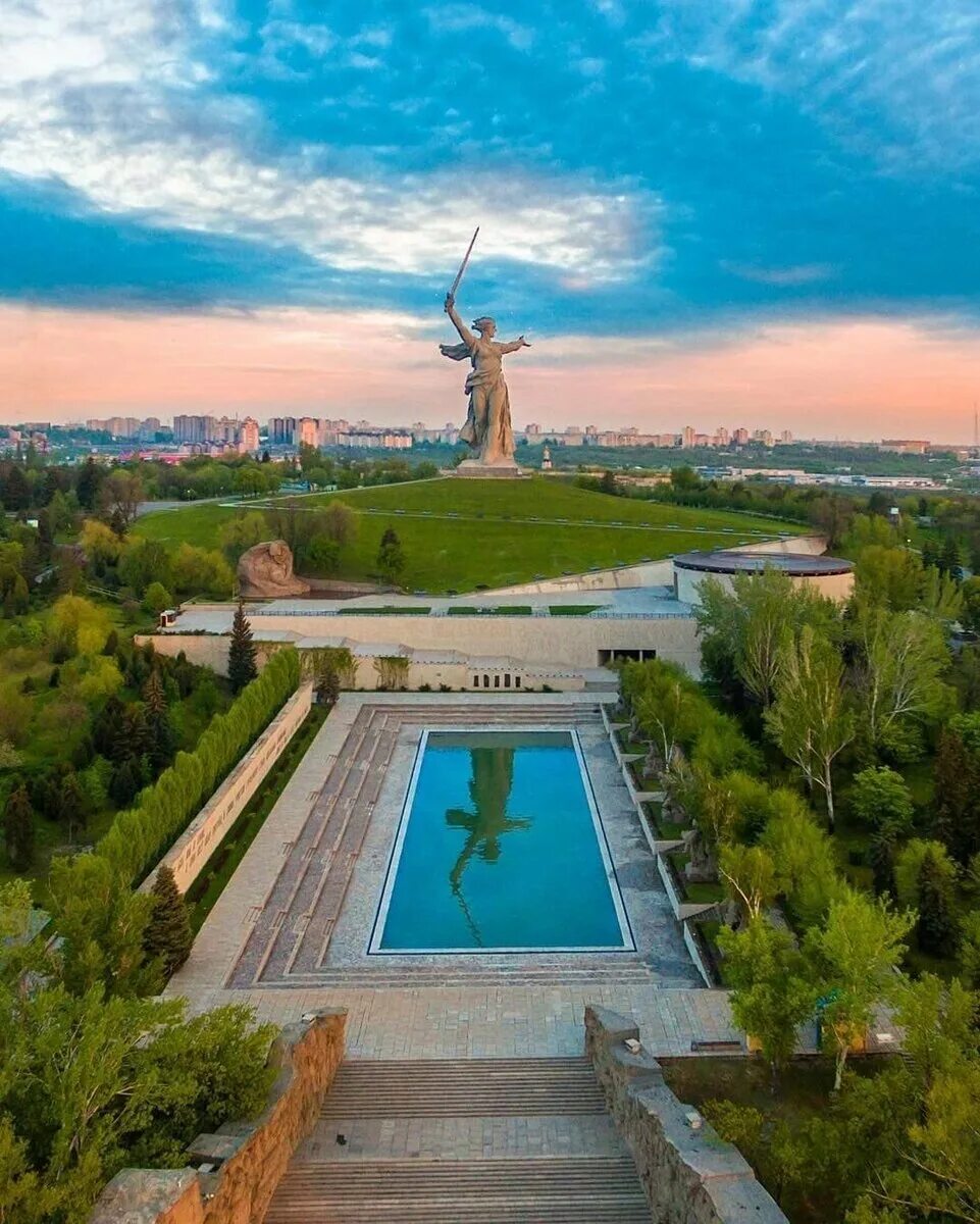 Лиц в г волгограде. Мамаев курган волгоград. мамай курган волгоград. памятник мамаев курган в волгограде. волгоград набережная мамаев курган.