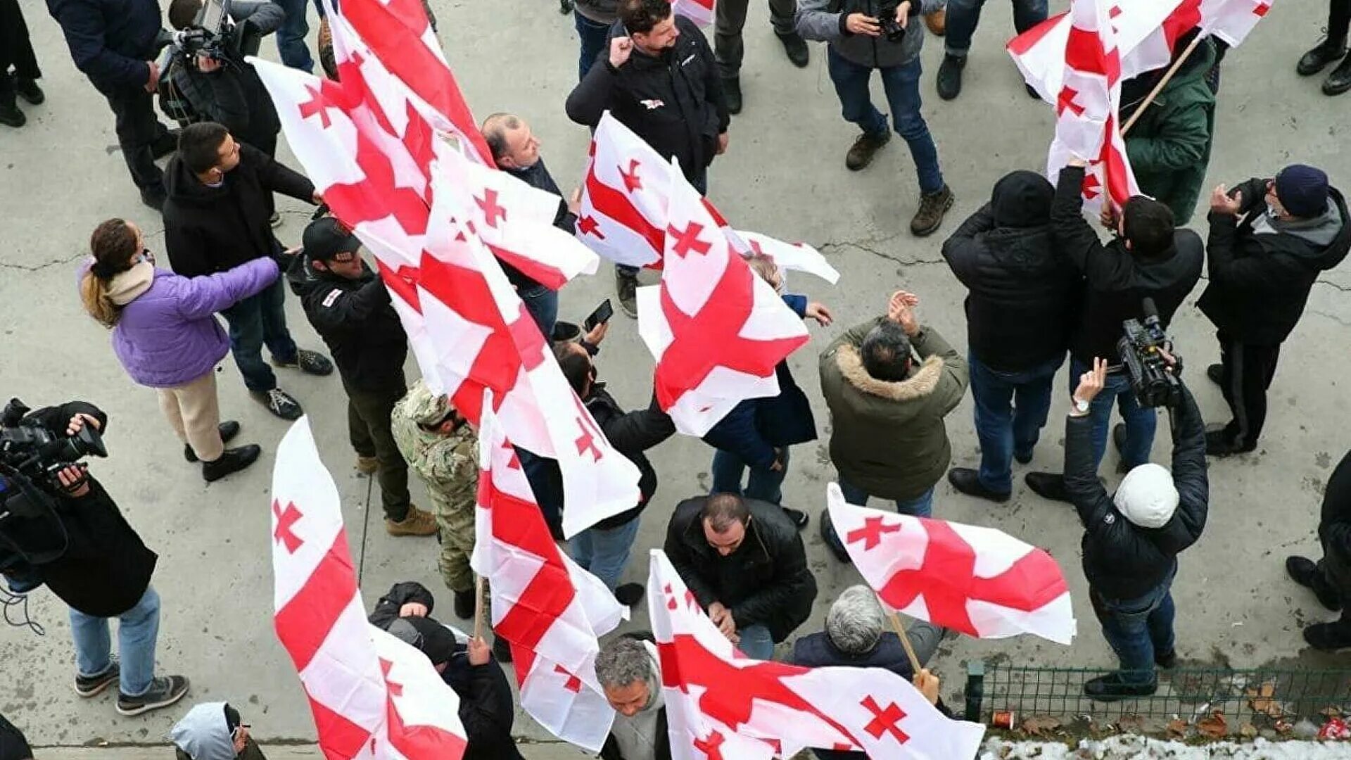 Грузия начинается. Партия национальное движение Грузия. Оппозиционная партия Грузии «единое национальное движение». Партия Саакашвили в Грузии. Митинг Саакашвили Тбилиси.