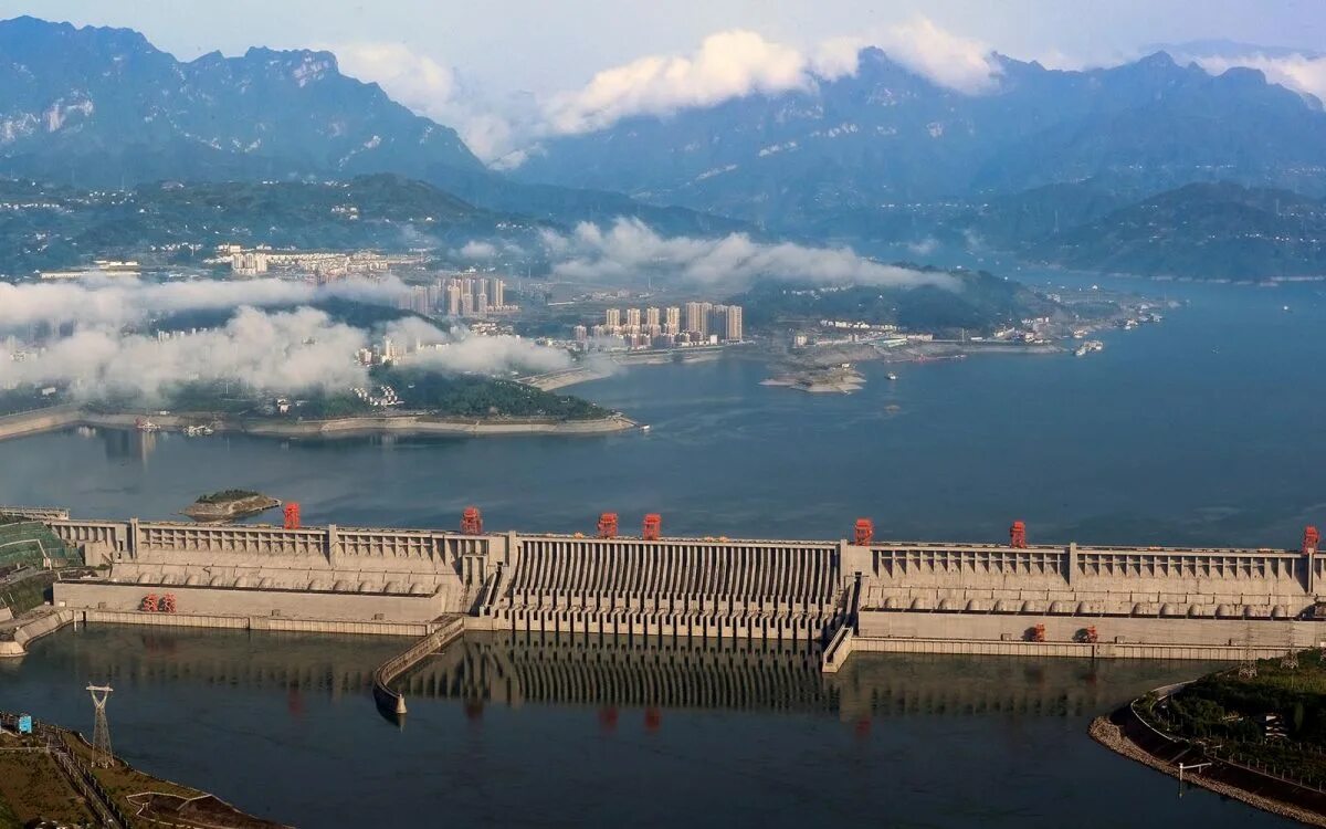 Плотина в китае. Три ущелья Янцзы. ГЭС три ущелья Китай. ГЭС «три ущелья» («Санься»). Плотина на Янцзы.
