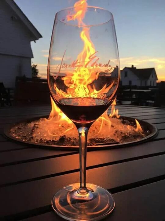 Вино у костра. Коктейль с огнем. Костер для бокала. Огонь и вино. Бокал вина огонь