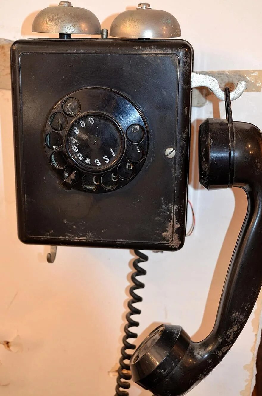 Копии старых телефонов. Старый телефон. Телефонный аппарат стационарный. Старый телефонный аппарат. Старинный телефон.