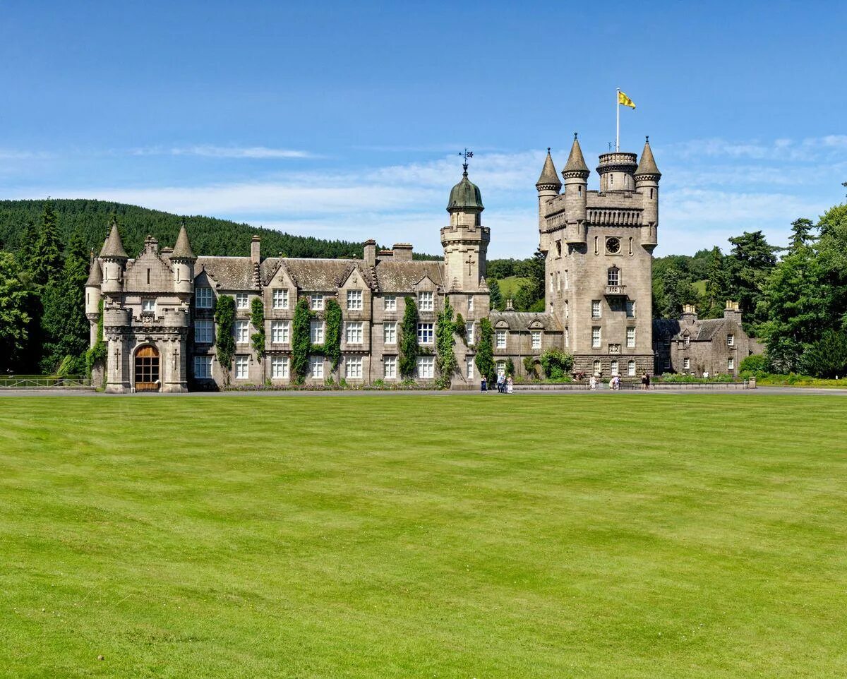 Резиденция королевской семьи. Балморал резиденция королевы. Замок Балморал Елизаветы 2. Шотландия. Абердиншир. Замок Балморал.. Замок королевы в Шотландии Балморал.