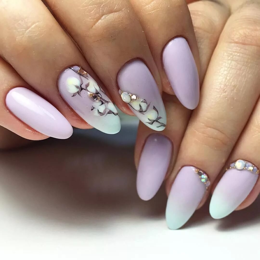 Маникюр на длинные е огти. Белый весенний маникюр. Красивые ноги. Красивые стильные ногти. Стильный маникюр.