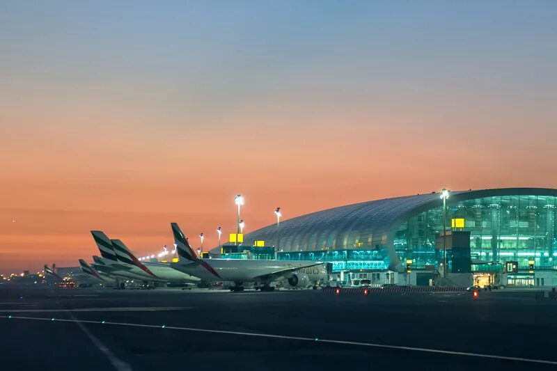 Международный аэропорт дубая (dxb). Самолет дубай. Аэропорт дубай в дубае. Из аэропорта дубая в город. Аэропорт дубай ангар.