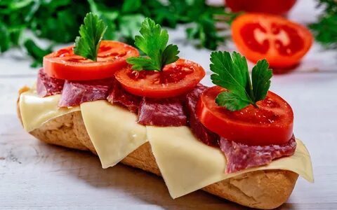 Бутерброды с копченой колбасой и сыром