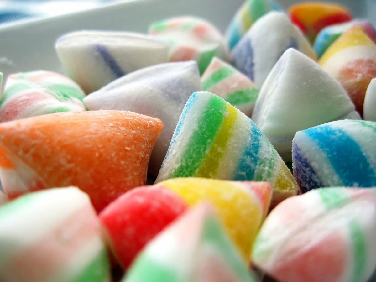 маленькие сосательные конфеты. конфеты разноцветные. польские леденцы. маленькие конфеты. карамель пчелка мини леденцовая 180гр.