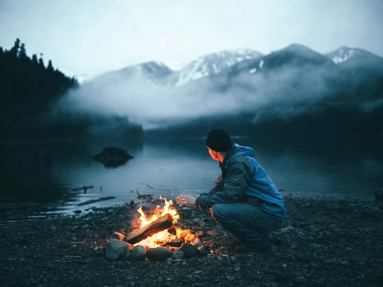 Near the fire. Парень у костра. Люди у костра. Парень в горах. Костер.