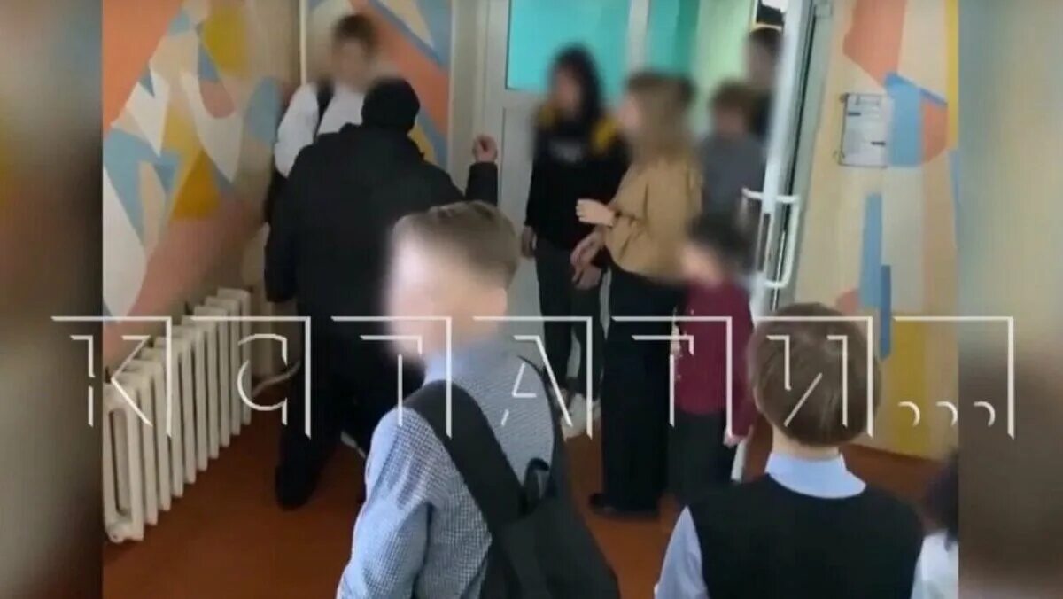 Учитель 33 школы избил. Драка школьников в школе. Школьники избивают школьника.