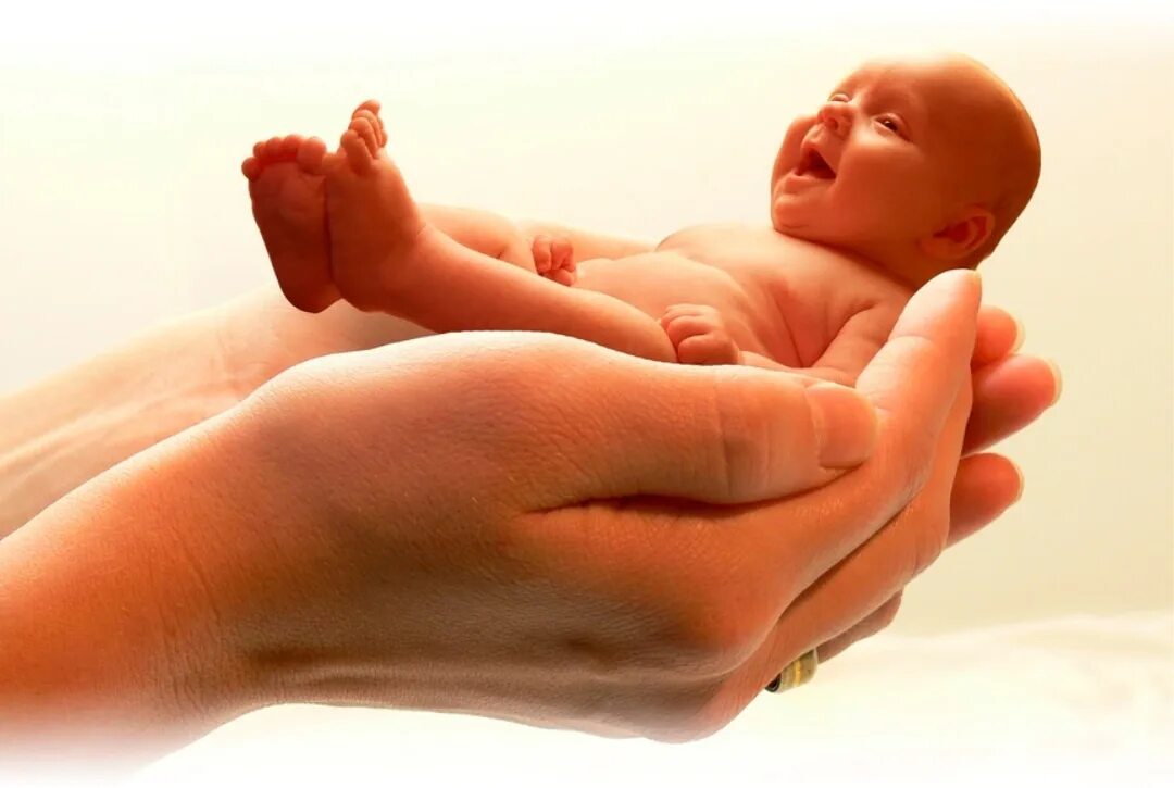 Родить маленького. Рука новорожденного ребенка. Ребенок на руках. Младенец на руках. С рождением малыша!.