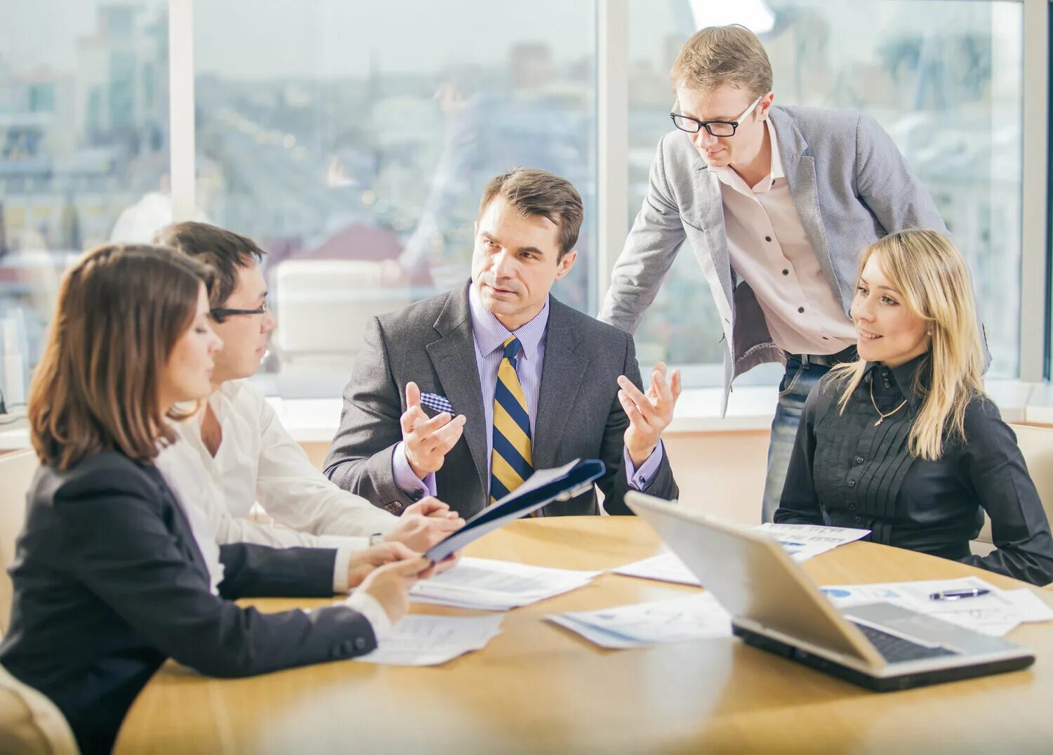 человека обсуждают вопрос обсуждают. обсуждение важных вопросов. совещание. группа людей в офисе. креативный коллектив.