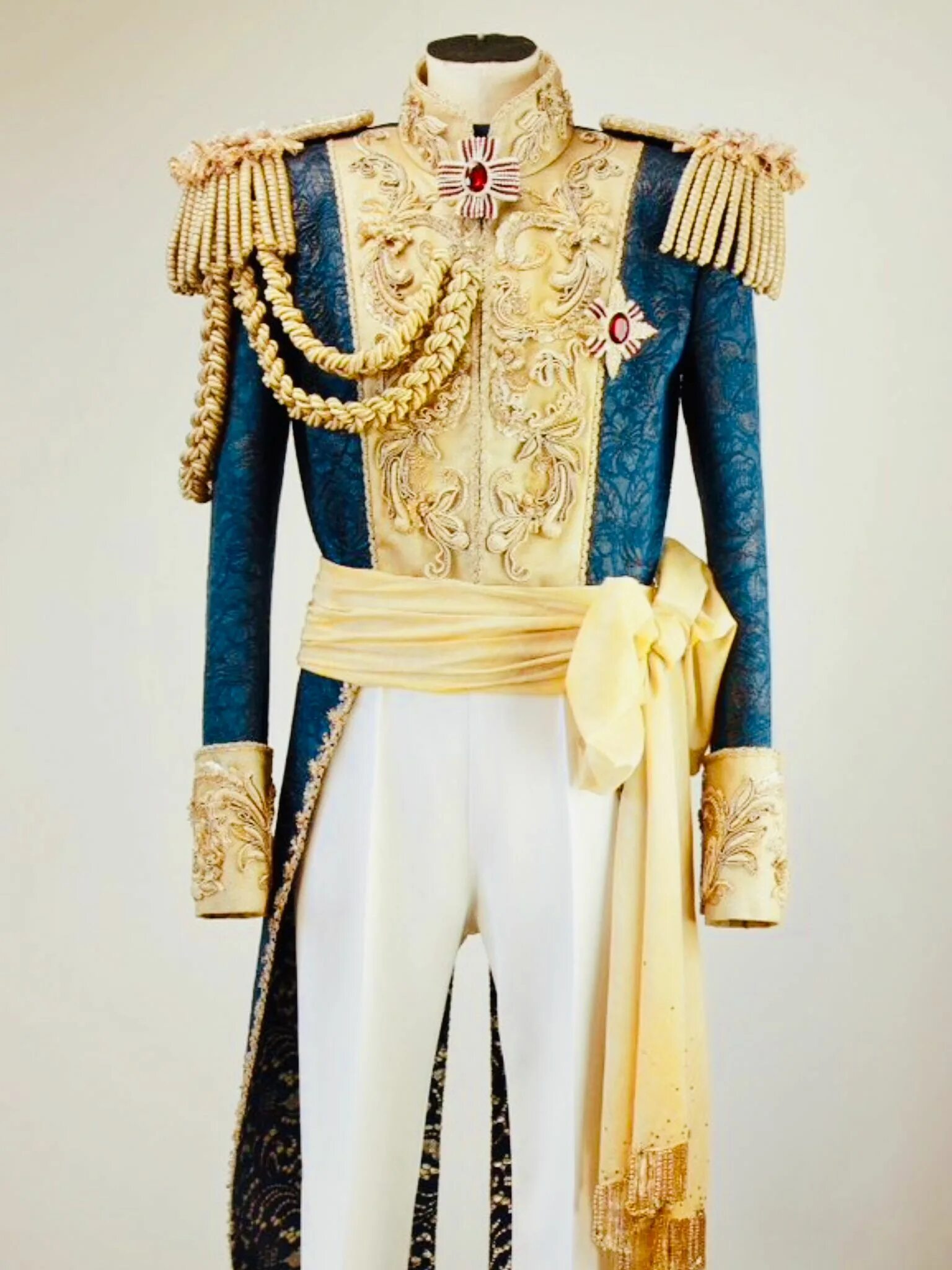 Царские одежды 5 букв. Королевская одежда. Царская одежда. Императорская одежда. Царское одеяние.