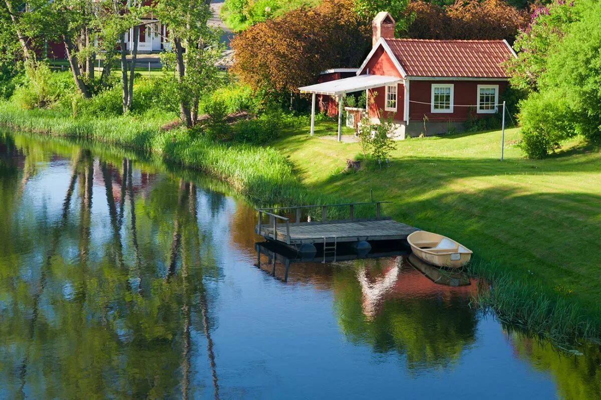 Улицы и дома на реке. Дом у реки (River Cottage). Домик у реки в Йёльстере. Норвегия. Дом Каленов в лесу у озера.
