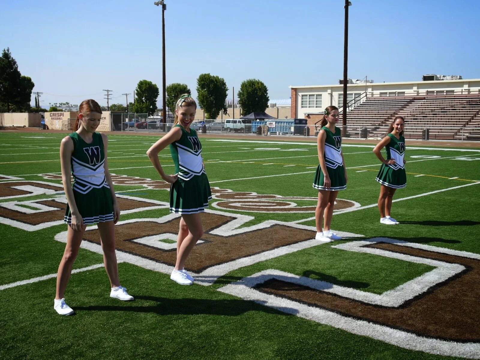 High school frenemy. Школьники в америке. Молодой студент. High school frenemy. High school frenemy.