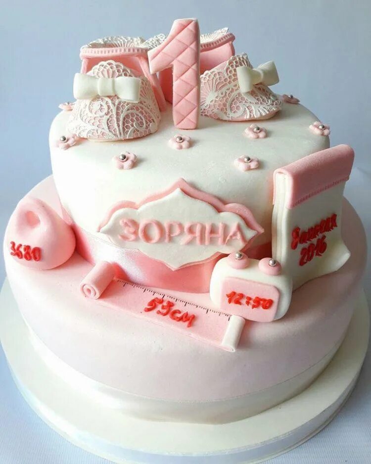 Надписи на торте на годик. Торт на 1 год девочке. Надпись на детском торте. Торт на годик с надписью. Надпись на торт девочке.