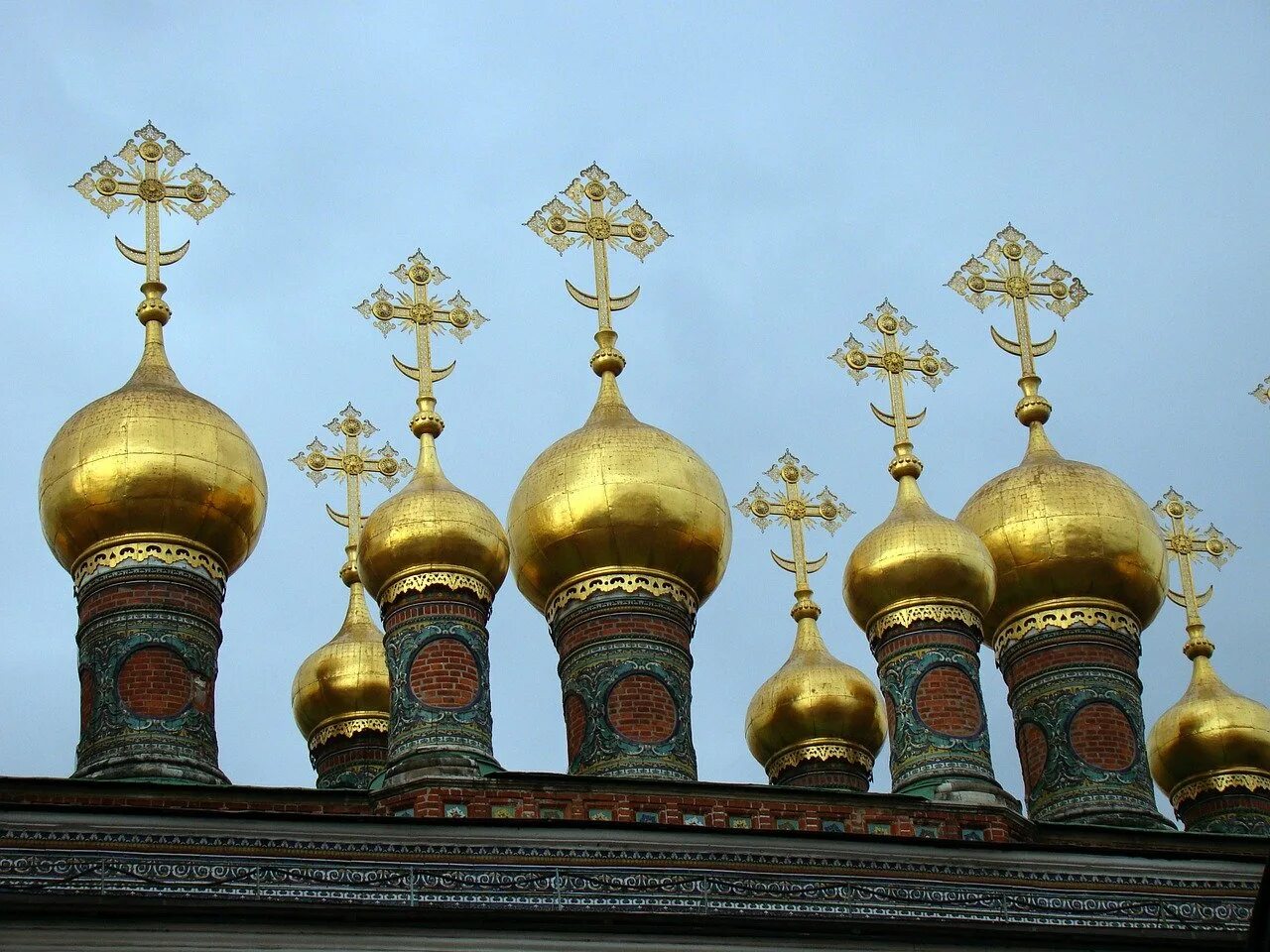 Надглавные кресты православных храмов. Купол церкви православной. Кресты на куполах храмов Московского Кремля.