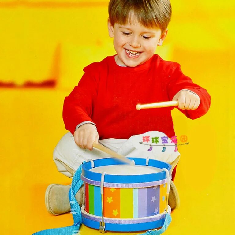 стучать по барабану. барабан с палочками. ребенок барабанщик. веселый барабанщик. карикатуры на барабанщиков.