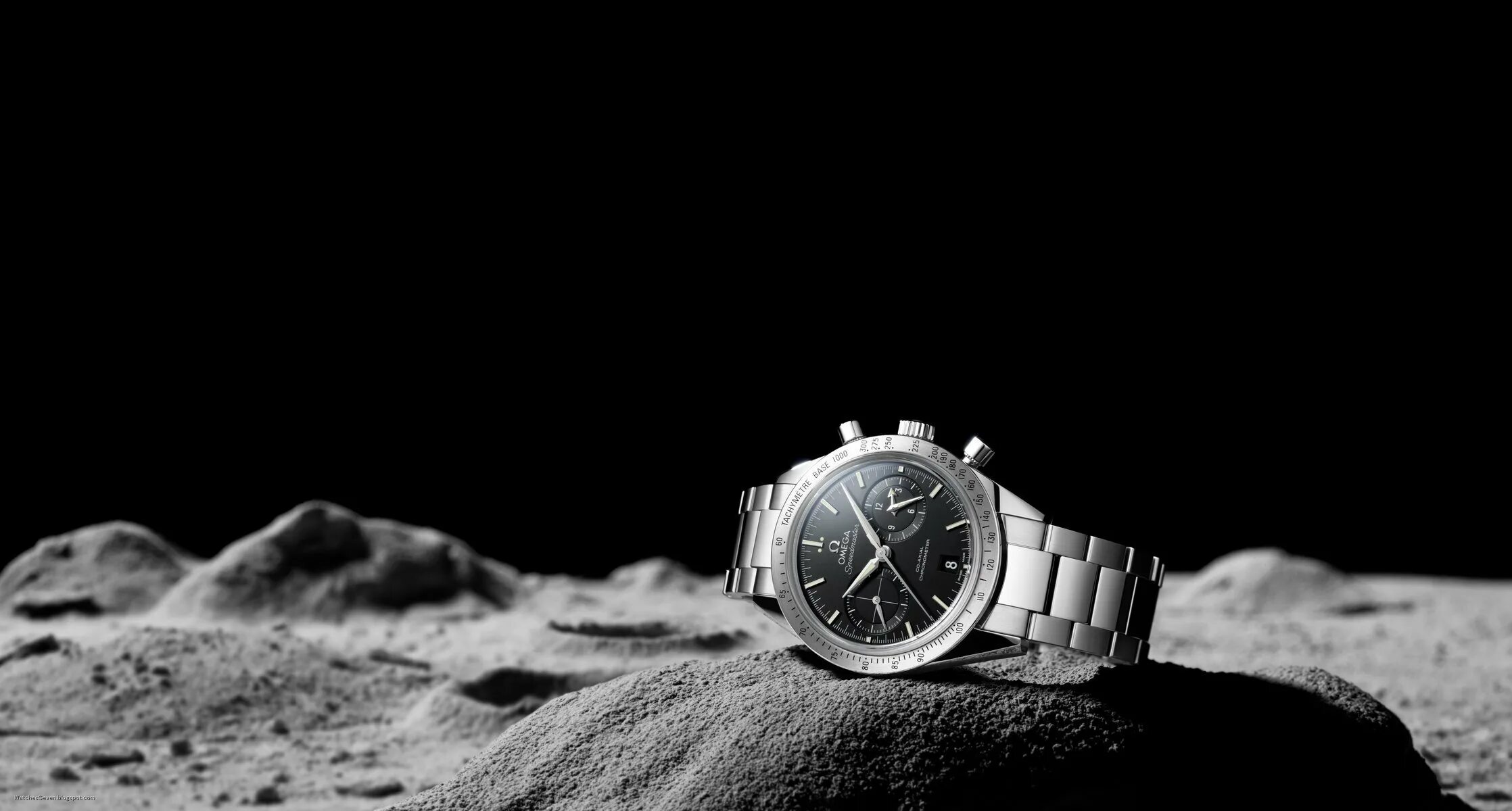 Omega Speedmaster на Луне. Omega Speedmaster 57. Часы на черном фоне. Наручные часы на черном фоне. Фон наручные часы